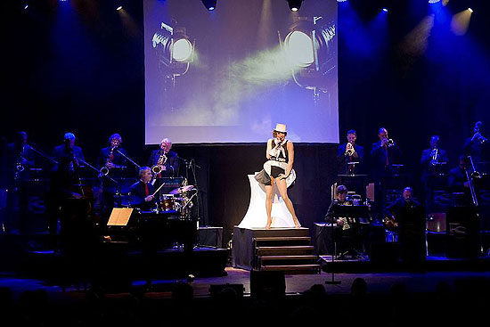 Von Kopf bis Fu&szlig; auf Marlene eingestellt : Konzert mit Chris Kolonko, dem Orchester Fink & Steinbach und den bekanntesten Songs von Marlene Dietrich in der Stadthalle Gersthofen (10. April 2015) (&copy;Foto: Ribert Schnell)